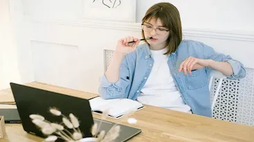 image showing a girl thinking about top 10 blogging niches
